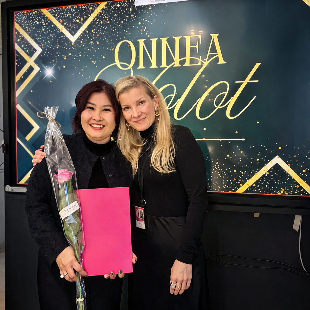 Margaret Nguyen ja opettaja valmistujaisissa – TAKK 2025